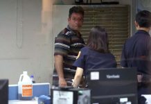 西班牙男子嫌台灣古蹟太髒 竟持松香水毀損廟門 圖/警方提供