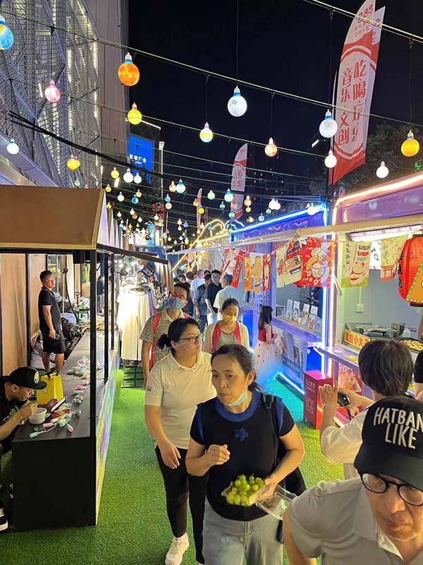 上海「台北集市」開業以來，每晚人潮滿滿。