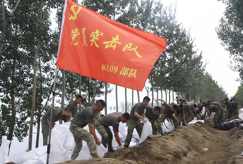 中國出動軍隊加入華北洪災救災行列。圖/新華社
