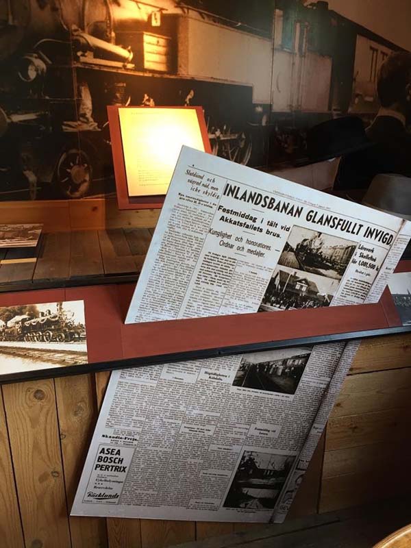 博物館內展示有100多年前通車消息的新聞。