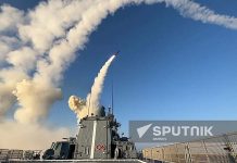 俄烏戰爭擴大化?俄艦黑海開火攔停貨輪 俄機闖英美領空挑釁 俄羅斯軍艦發射飛彈。圖/取自俄羅斯衛星通訊社