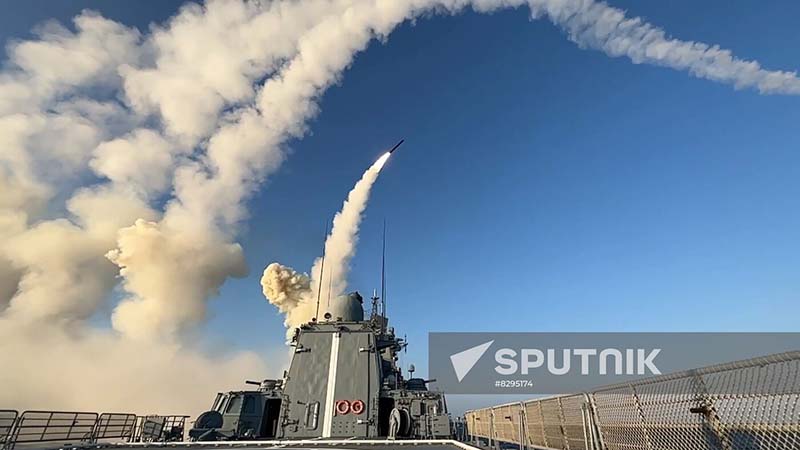 俄羅斯軍艦發射飛彈。圖／取自俄羅斯衛星通訊社
