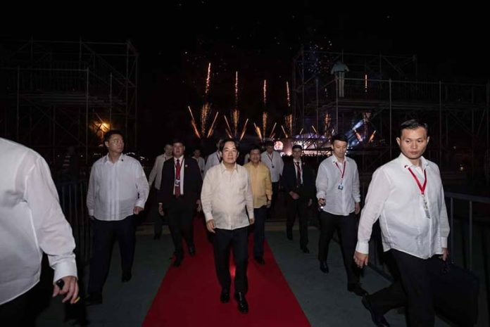 副總統賴清德出席巴拉圭總統貝尼亞就職典禮後，又參加在總統府旁河濱大道舉行的表演晚會。圖／取自林佳龍臉書