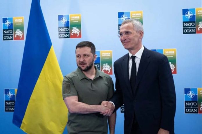 烏克蘭總統澤倫斯基（左）與北約祕書長史托騰伯格。圖／取自史托騰伯格推特@jensstoltenberg