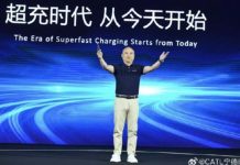 電動車跨大步!全球首款磷酸鐵鋰4C超充電池問市 充10分鐘跑400公里 寧德時代發布全球首款磷酸鐵鋰4C超充電池,全面開啟新能源車超充時代。圖為寧德時代國內乘用車事業部首席技術官高煥介紹新研發。圖/寧德時代微博