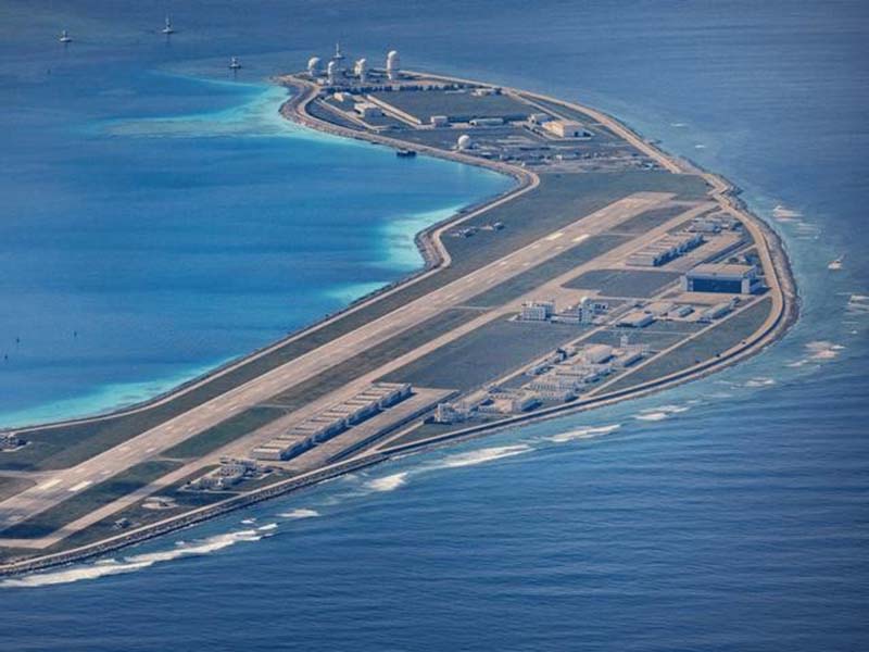 南沙群島三大島礁之一的美濟礁，是構建工事最完整的島礁，尤其機場跑道設施相當完備。圖／新浪網