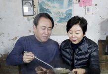 董事長許家印技術性離婚?恒大回應 在「恒大集團」債台高築之際,傳出恒大創辦人許家印、丁玉梅夫妻離婚,惟不少媒體疑是「技術性離婚」。許氏夫妻在集團內一向被稱「模範夫妻」,圖為 2018年底,許家印夫婦回到河南省周口市太康縣老家看望鄉親,這丁玉梅照片首次曝光。圖/今日頭條