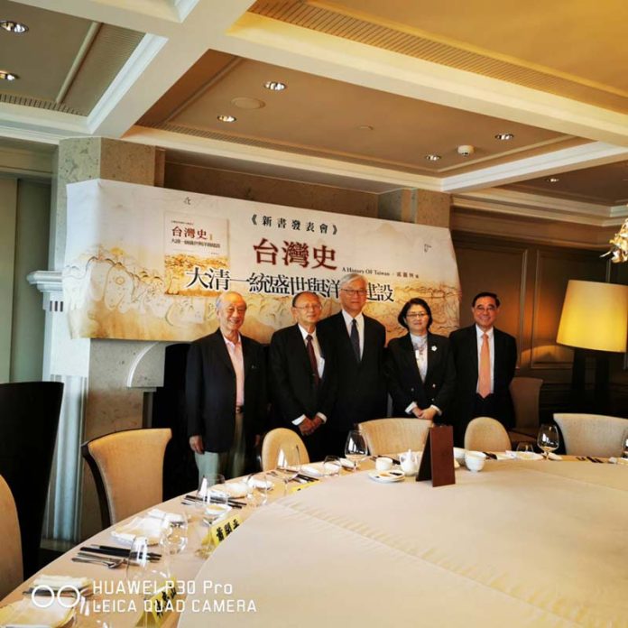 2023081754567 台灣史專家戚嘉林(左二)發表新書《台灣史-大清一統盛世與洋務建設》,左起新黨前主席郁慕明、國民黨副主席夏立言、婦聯會主委雷倩、新黨主席吳成典等人出席。
