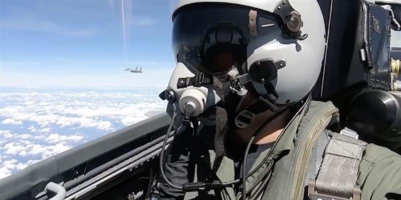8月19日軍演，共軍軍機越過台海中線，從戰區發布的視頻，清晰可見中央山派。圖／東部戰區微博