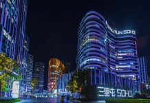 地產危機再爆!「SOHO中國」欠稅87億元 代銷公司中原被欠近50億 「SOHO中國」在2008年所建「北京三里屯SOHO」成當時地標,時尚的代名詞,為公司賺取了近60億人民幣(250億台幣),當時也是「SOHO中國」全盛時期。圖/搜狐網