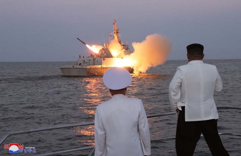 北韓領導人金正恩登艦視察飛彈試射。圖／取自朝中社