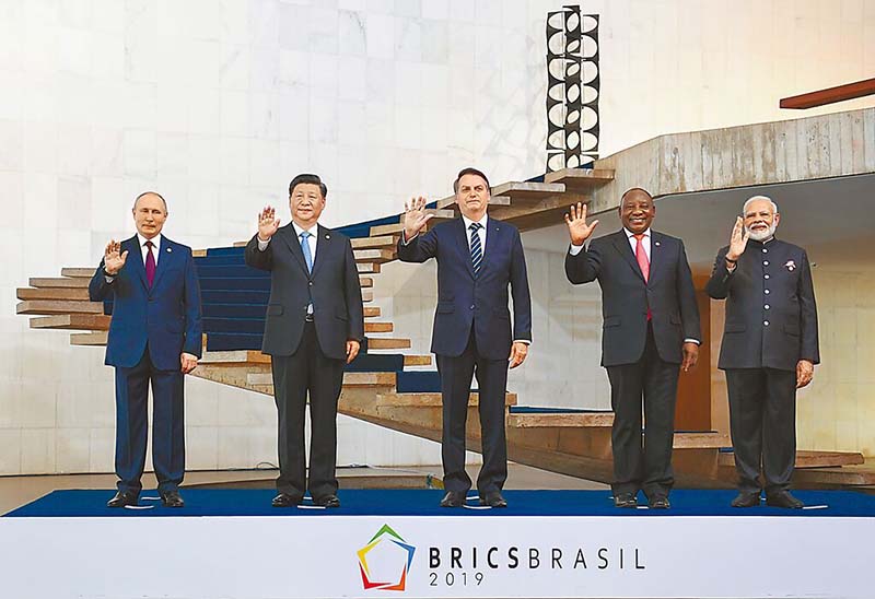 2019年11月金磚五國領導人合影，左起俄羅斯總統普丁、中國國家主席習近平、時任巴西總統的波索納洛、南非總統拉瑪佛沙以及印度總理莫迪。圖／取自新華社