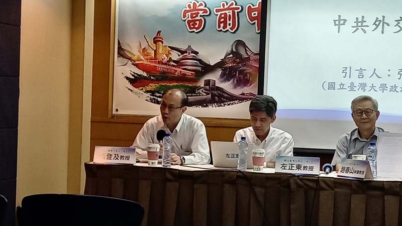 台大政治系教授張登及（左1）說，目前台海形勢比1996年的「台海危機」更嚴重，台灣不應掉以輕心。圖／邢雲攝