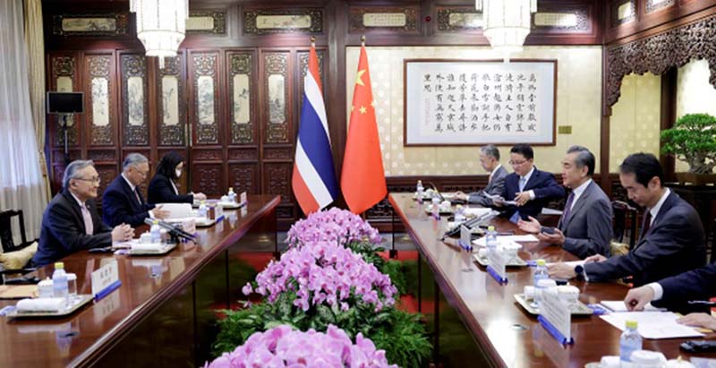 中共外長王毅（右2）和泰國副總理兼外長敦（左1）8月19日舉行會談，王毅直接提出共同防詐騙集團問題。圖／取材外交部官網
