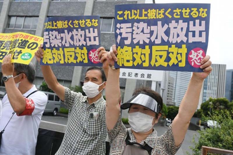日本民眾在得知政府決定24日啟動核汙水排海計畫後，22日前往東京首相官邸前集會抗議。圖／新華社