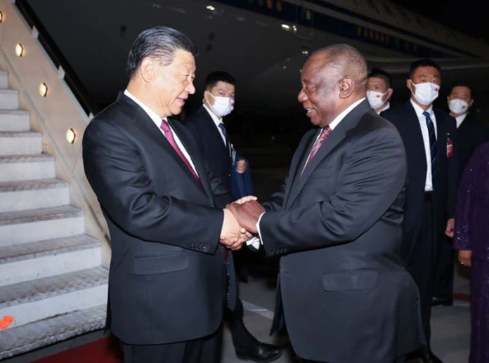大陸國家主席習近平周一晚間抵南非國事訪問，南非總統拉馬福薩親到機場迎接。圖／新華社