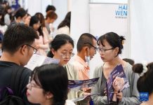 大陸青年失業率偏高 台灣me too 7月24日,北京朝陽區舉辦大學畢業生就業招聘會。圖/新華社