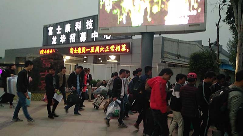 深圳龍華鎮的「富士康園區」鼎盛時期有30萬員工，每天招募中心都是人滿為患，很多年輕人就是從湖南、四川拉著皮箱直接來面試。圖／搜狐網