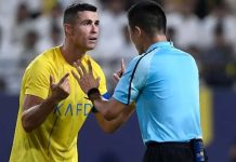 C羅飆罵中國裁判傅明「wake up!」 兩次咆哮後推人離場 C羅向主裁判傅明抗議未吹哨。圖/引自微博