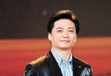 前央視主持大咖淪「擺攤賣書法」 憔悴模樣曝光 央視著名主持人崔永元,當年在央視可是當紅炸子雞,但2013年離職後生活並不順遂。圖/星島網