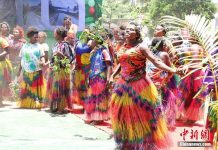 美國對北京政治強硬 仍難擋中國全球影響力 萬那杜很多基礎建設由中國捐助。圖為當地民眾以傳統方式慶祝工程竣工。圖/取自中新社