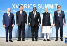 「不是誰嗓門大誰就說了算!」習近平籲金磚各國團結 反對脫鉤斷鍊 金磚國家第15次峰會在南非約翰尼斯堡杉藤會議中心舉行,當地時間23日上午,五國領袖合影,左至右分別為巴西總統盧拉、南非總統拉馬福薩、印度總理莫迪和俄羅斯總統普京的代表、外長拉夫羅夫。圖/新華社