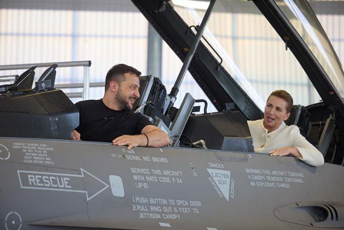 8月20日，烏克蘭總統澤倫斯基在丹麥皇家空軍基地視察烏克蘭飛行員F-16的訓練計劃，並與丹麥首相試乘戰機。圖／取自烏克蘭國防部