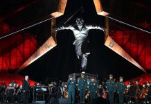 瓦格納首腦墜機(三) 不只普丁 「教父」也喜歡在聽音樂會時殺人 普丁出席「庫爾斯克戰役」勝利80周年紀念活動。圖/取自President of Russia官網