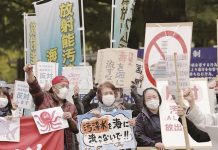 日本排核汙入海 台灣不置一辭?要國人練就百毒不侵 日本決定排核汙入海,連日本民眾都反對,圖為日本市民團體在福島縣政府前集會。圖/海西都市報