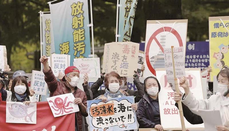 日本決定排核汙入海，連日本民眾都反對，圖為日本市民團體在福島縣政府前集會。圖／海西都市報