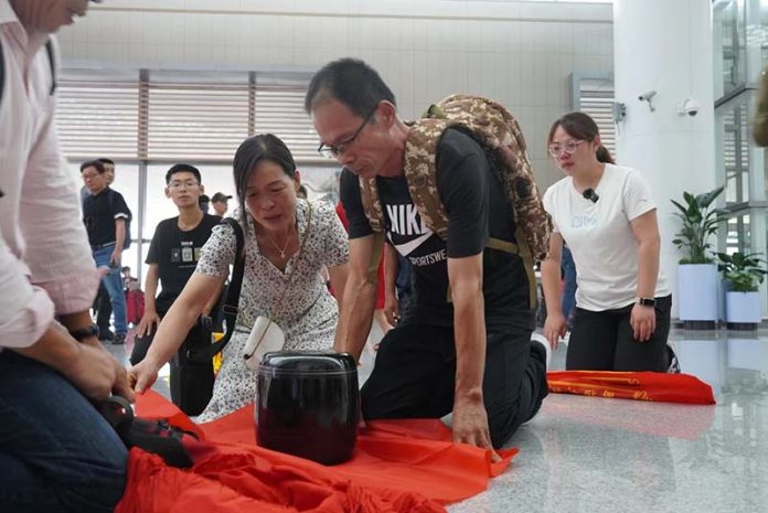 202308256155147 台灣老兵燕銘功的山東後代,在機場迎骨灰。圖/今日頭條