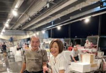 監測核污水 于美人質疑政府打假球 于美人造訪萬大路的中央魚市場,傾聽魚販對核污水排放的疑慮。圖/取自于美人臉書