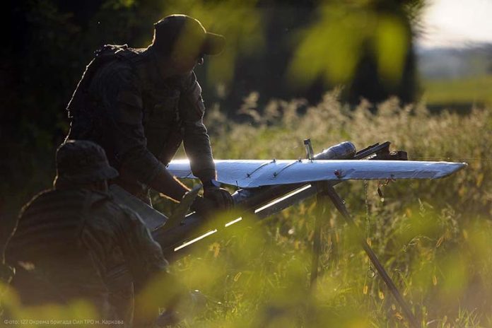 烏克蘭哈爾科夫市一支專門從事無人機攻擊的部隊，他們自行設計和製造戰鬥無人機。圖／取自烏克蘭國防部