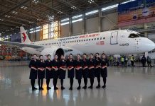 陸航空業三大龍頭 上半年虧538億 赴陸旅遊業蕭條 根據大陸航空公司半年報披露,大陸國航、東航及南航三大龍頭都呈虧損。圖為去年底大陸自製C919型飛機交付東航使用。圖/中新社