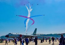 殲-10隱形版戰機考慮外銷 殲十戰機組成的八一飛行表演隊在珠海航展演出。圖/珠海航展提供