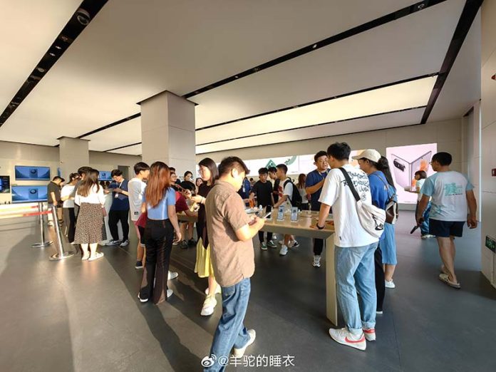 2023090452151 華為新手機Mate60橫空出世,話題性十足,開賣後各地華為店大排長龍。圖/引自微博