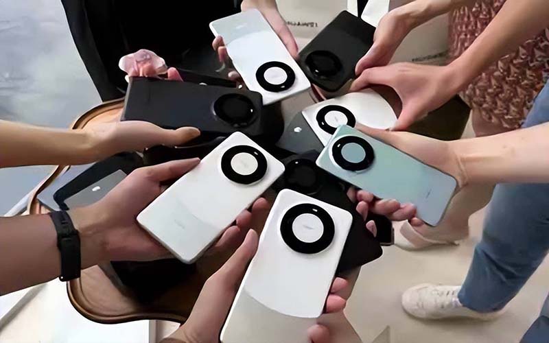 華為新手機Mate60選在美國商務部長雷蒙多前往上海時開賣,據稱實測後速度和iPhone 15一樣快。圖/引自微博