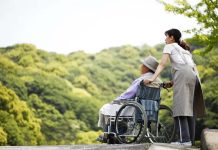 不止日韓 台灣也陷「下流老人」危機 根據國發會推估,台灣將於2025年邁入超高齡社會。圖/獨家報導資料照片