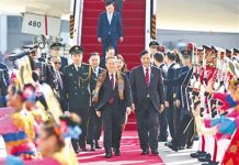 參加東亞峰會、10+3 李強任大陸總理後首訪亞洲 大陸國務院總理李強5日下午抵雅加達機場,對印尼進行正式的國是訪問,並出席東協10+3及東亞峰會,隨後再往印度出席G20峰會。圖/人民網