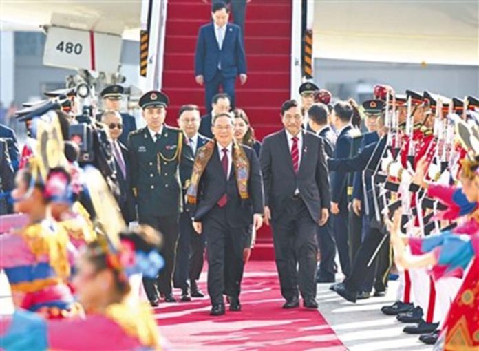 大陸國務院總理李強5日下午抵雅加達機場，對印尼進行正式的國是訪問，並出席東協10+3及東亞峰會，隨後再往印度出席G20峰會。圖／人民網