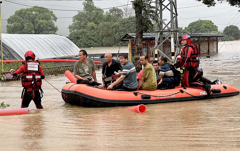 「海葵」肆虐福州，導致福州多處村莊被淹，福建消防救援人員出動橡皮艇轉移受困民眾。圖／引自澎湃新聞網