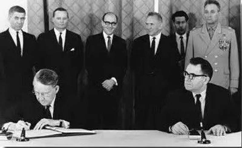 冷戰期間，美國擔心更多國家成為擁核國家，便積極與蘇聯談判，1968年7月1日美英蘇等59國，分別在華盛頓、倫敦和莫斯科簽署《核不擴散條約》。圖／引自中華網軍事