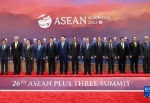 北京禁水產火大 岸田文雄與李強互嗆! 「東協─中日韓」(10+3)峰會6日開幕,與會各國領導人合影。圖/新華網