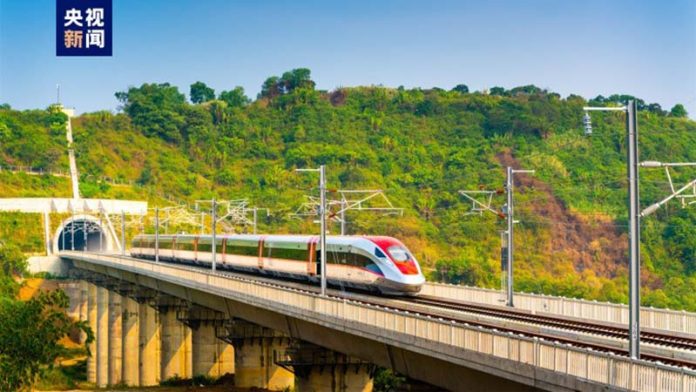 雅加達到萬隆的「雅萬高鐵」7日正式通車，成為印尼及東南亞第一條高鐵。圖／央視網