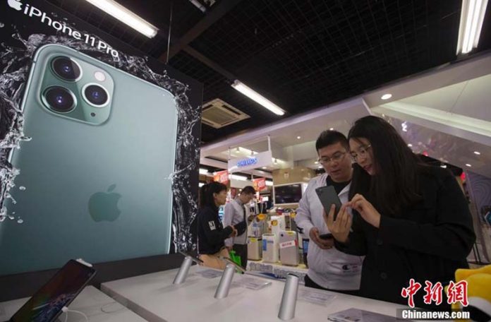 在中國，iPhone是唯一可與中國品牌平起平坐的外國手機。圖／取自中新社