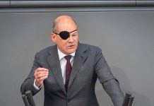 德國投1100億歐元挺車企 總理:別被中國嚇到 德國總理蕭茲在慕尼黑車展上宣布,撥千億歐元支援德國車廠,應付中國電動車搶市場。圖/取自蕭茲臉書