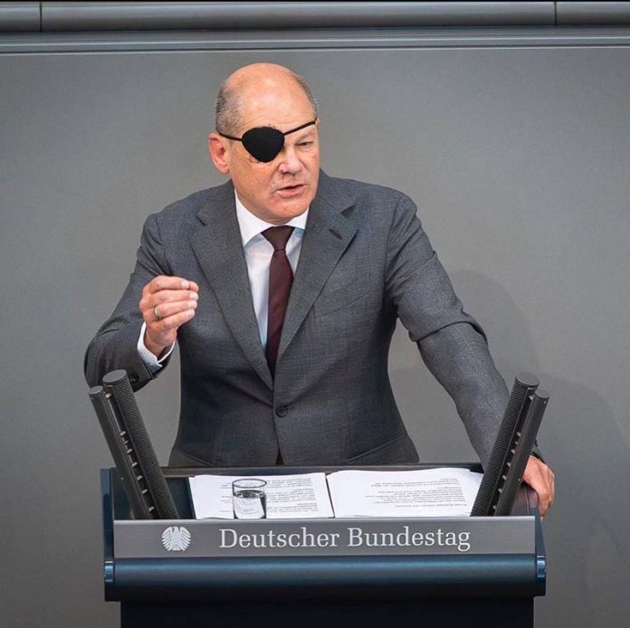 德國總理蕭茲在慕尼黑車展上宣布，撥千億歐元支援德國車廠，應付中國電動車搶市場。圖／取自蕭茲臉書