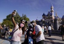 「國之交在民相親」 拜登政府:中國遊客快回來吧! 疫情前陸客赴美旅遊人數達283萬,如今卻急遽下降。圖為疫情前陸客赴加州迪士尼旅遊。圖/新浪網