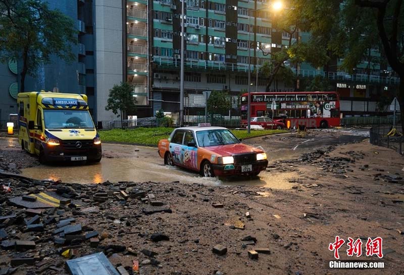 香港市區馬路柔腸寸斷，公共運輸幾近癱瘓。圖／中新網