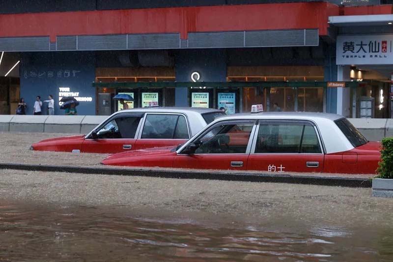 香港暴雨破了139年來的紀錄，8日上午多處馬路淹水嚴重，計程車都快被淹了。圖／新浪網
